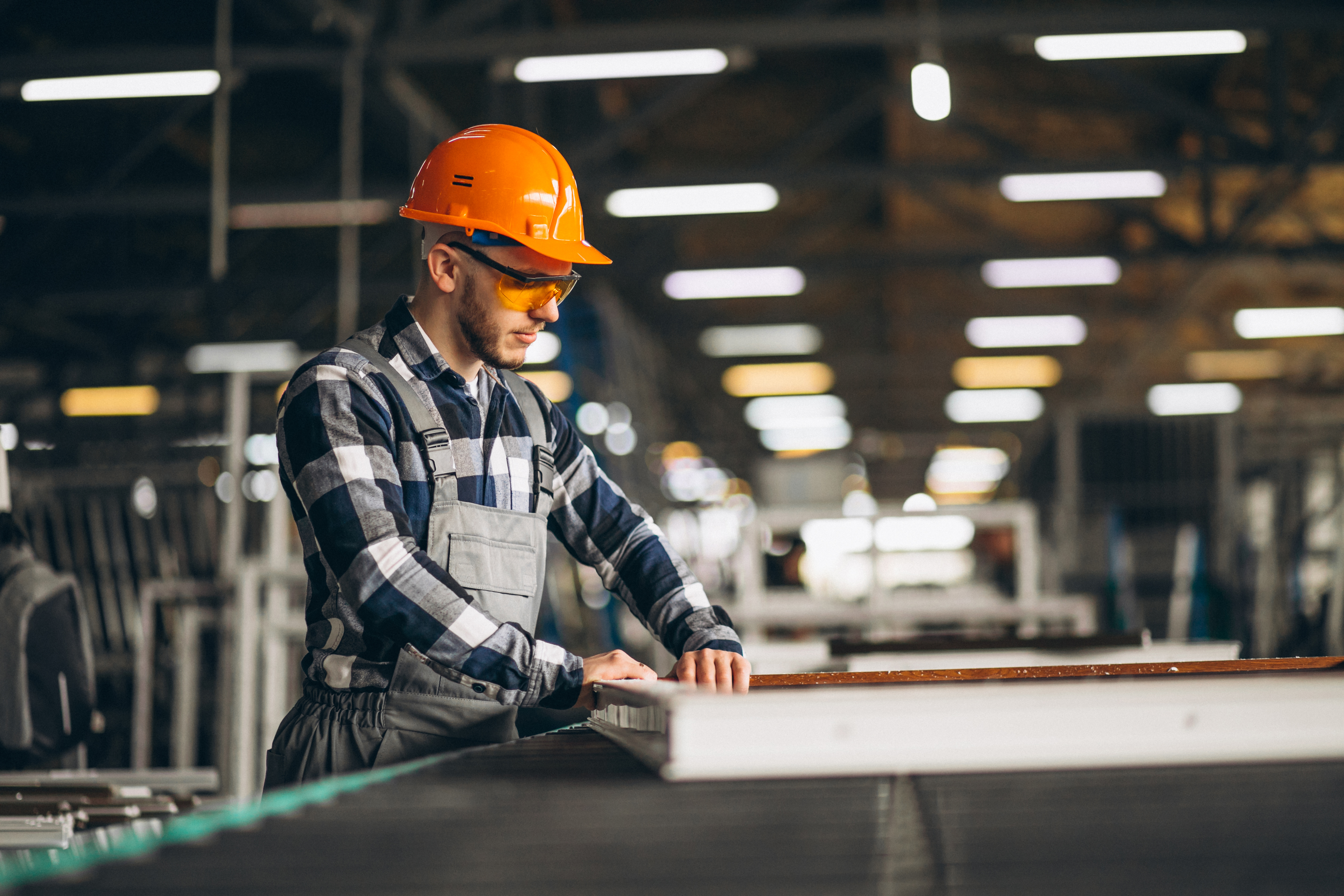 Bild von freepik: male-worker-factory