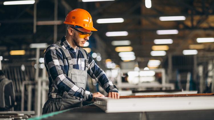 Bild von freepik: male-worker-factory