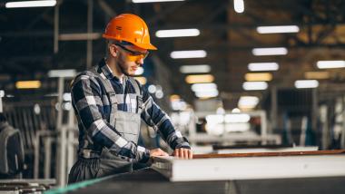 Bild von freepik: male-worker-factory